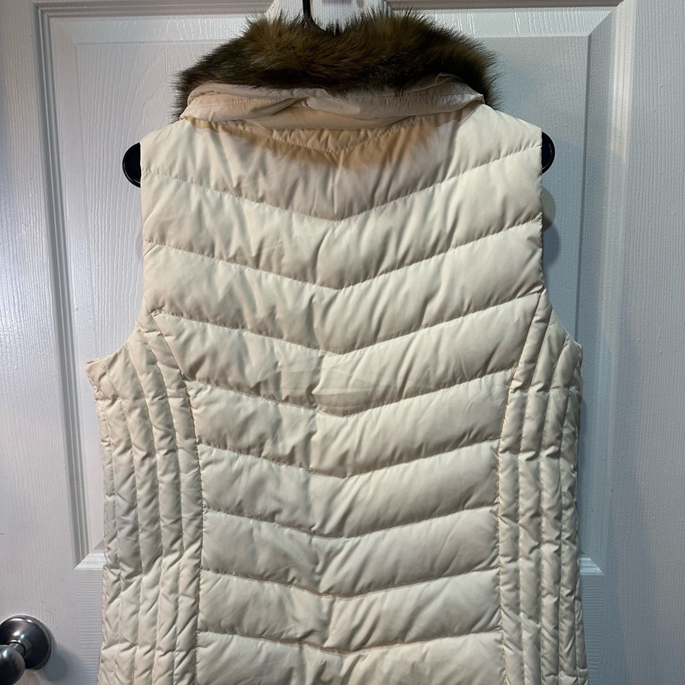 Talbots Cream Down-Filled Puffer Vest W/Faux Fur Trim Collar Woman’s Medium - Picture 6 of 6